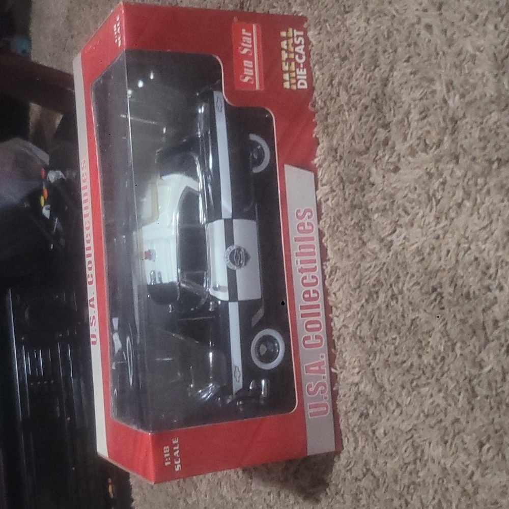 Sun Star metal Die cast 1:18 scale model collectible car NIB